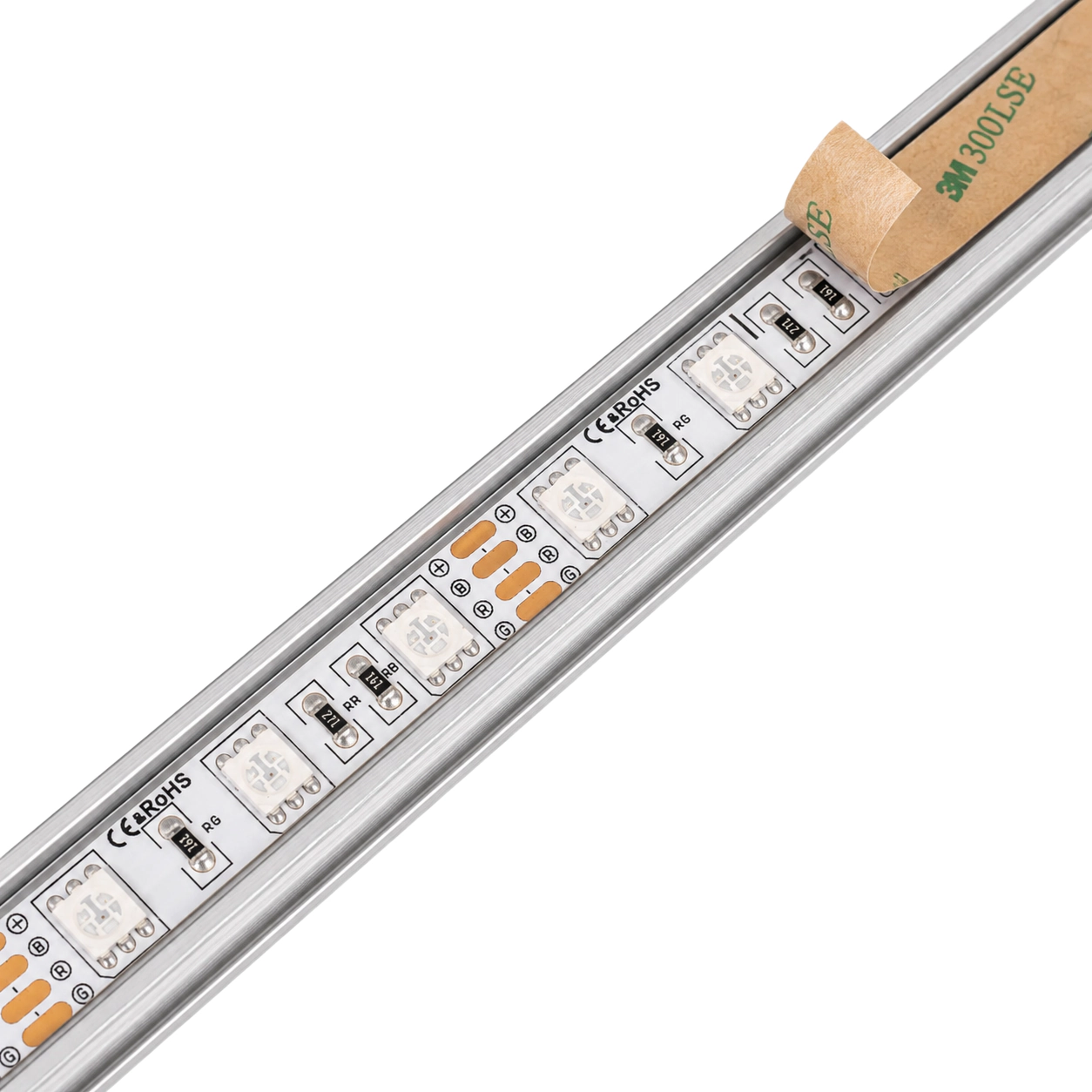 RGB LED pásek nainstalovaný v hliníkovém profilu